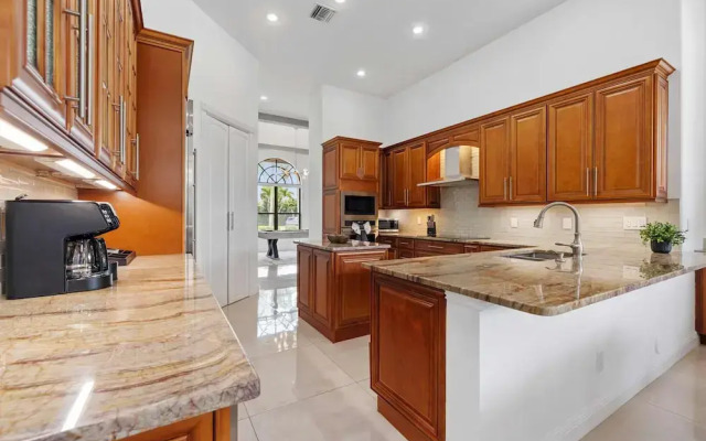 Grand 6BR Plantation Estate w/ Tennis & Pool