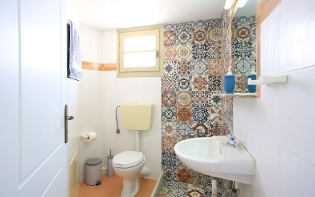 Theodosia apt Swim sunbathe beachfront