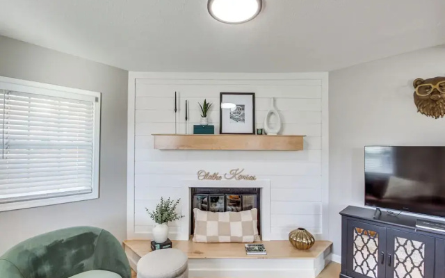 Stylish Home < 1 Mi to Dtwn Olathe: Dogs Welcome!