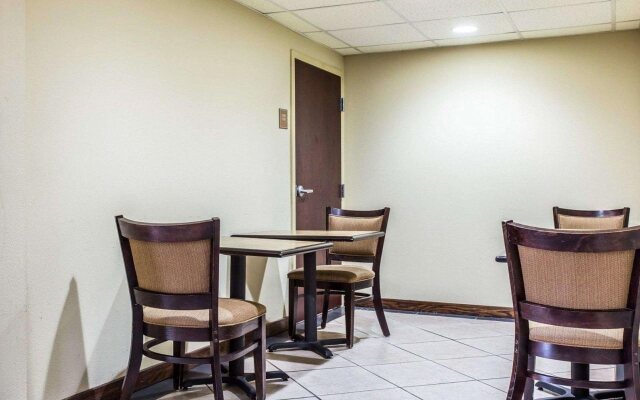 Country Hearth Inn & Suites