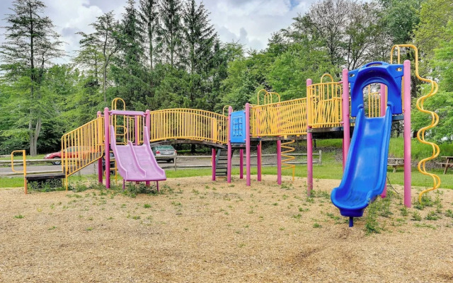 Stunning Tobyhanna Home w/ Lake Access + Kayaks!