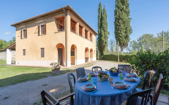 Tranquil Farmhouse in Terranova Bracciolini near Nightlife