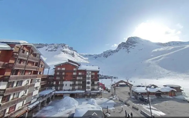 Tignes rond point des pistes vue panoramique au soleil