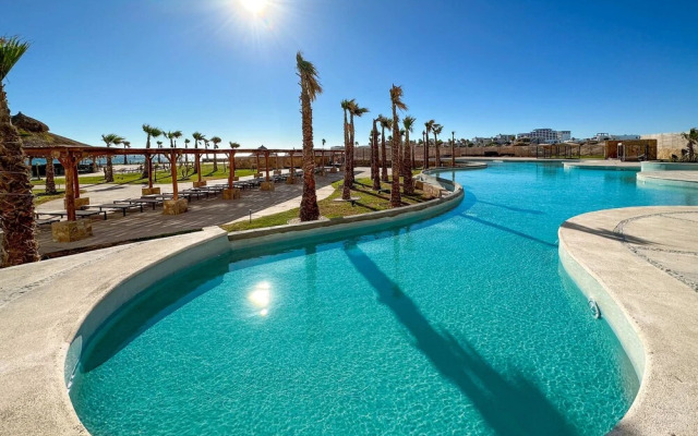 Beachtop Haven 2BR Condo at Iconic Sandy Beach