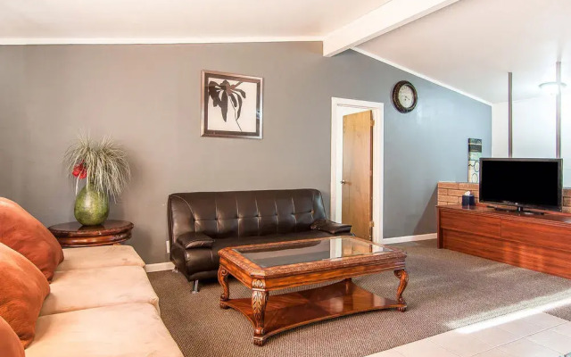 Rodeway Inn & Suites