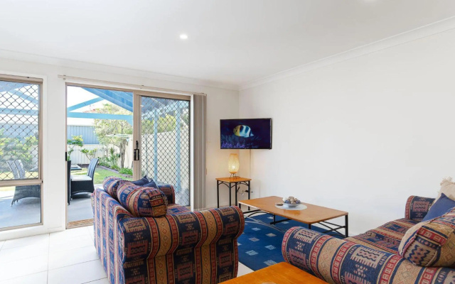 'Walk on Birubi', 1/40 Ocean Ave - Pet Friendly, WIFI, Boat Parking & Water Views – Guest Rooms – Anna Bay
