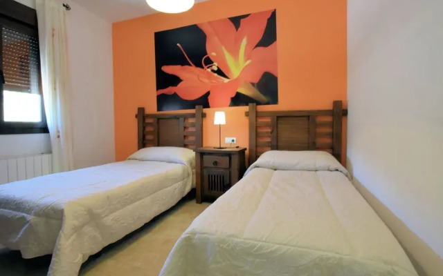 Spacious Villa in Sayalonga with Jacuzzi