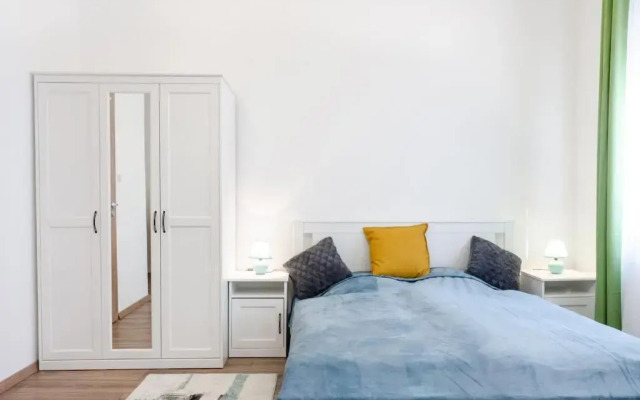 Luxury apartment in the main centre, 3BDR,3BTHR,AC