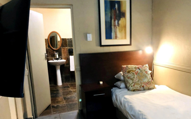 Shangri-La Country Hotel