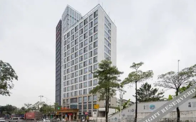 Vienna Hotel (Shenzhen Henggang Metro Station)
