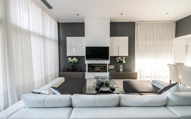 Luxurious Villa. Overflowing Pool 100 Meters From the Beach