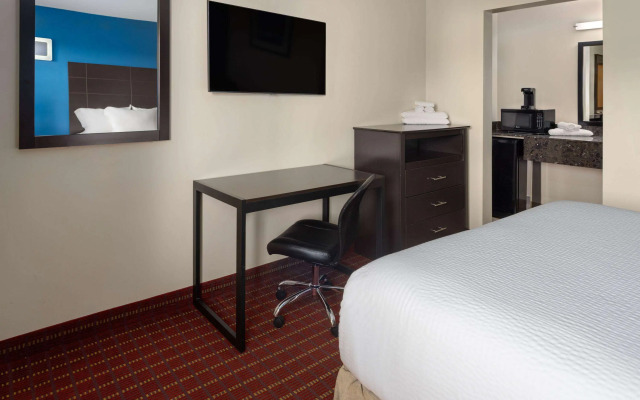 Travelodge by Wyndham Manhasset