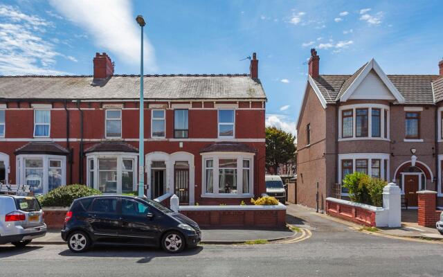 Cushy Apartment in Blackpool near Sea