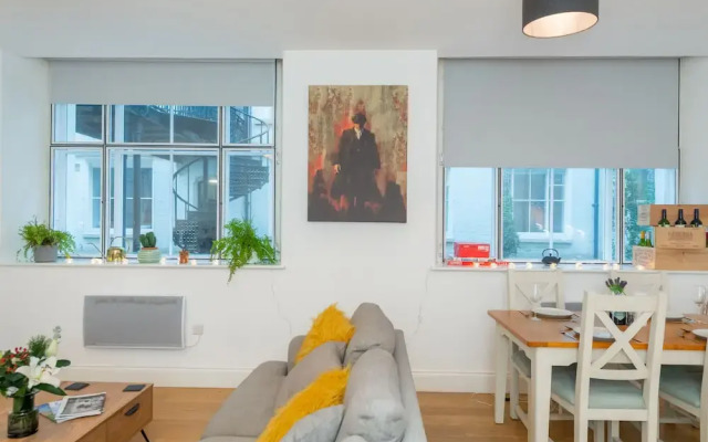 Stylish 93sqm 2 Bed Historical City Centre Flat