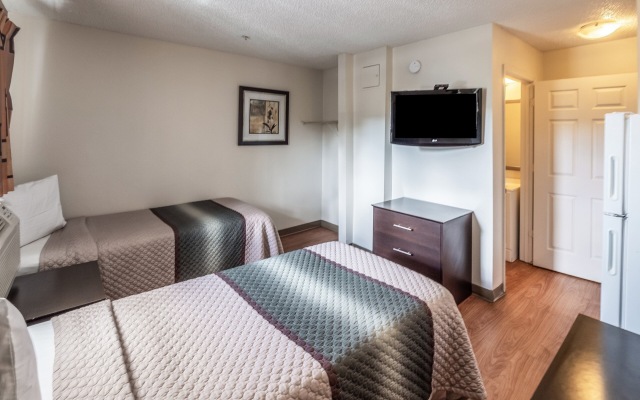 HomeTowne Studios by Red Roof Orlando South