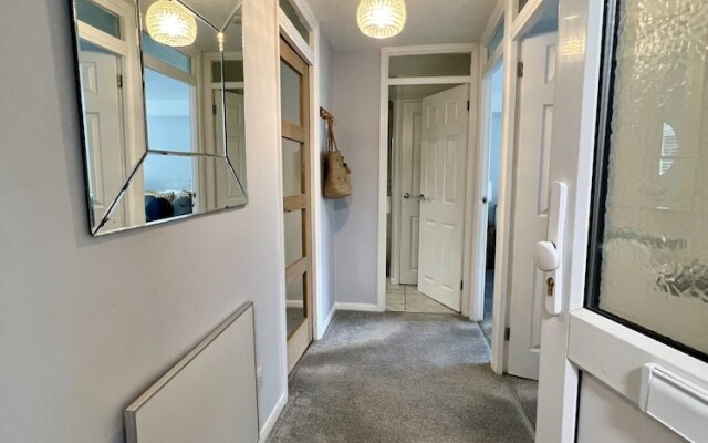 BookedUK - Lovely 2BR Flat in Hoddesdon