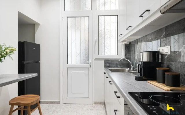 Contemporary 2-BDR APT near Kalimarmaro & Alsos Park!