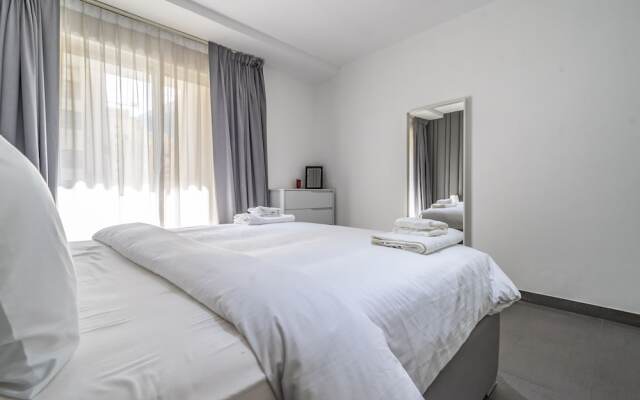 Luxury Waterfront Apartment with Beach Access