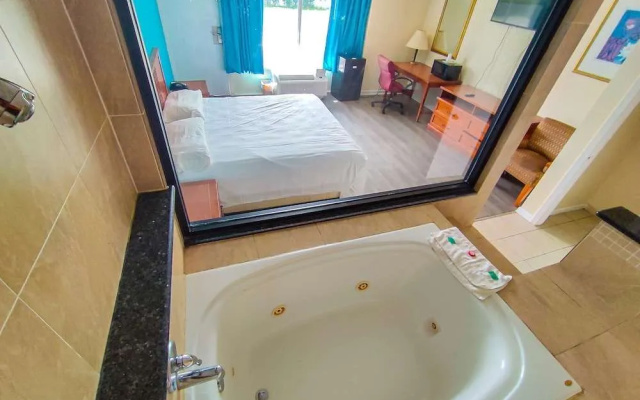 Clover Inn & Suites