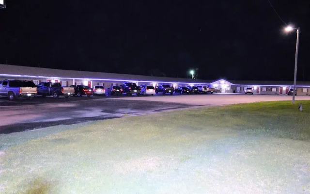Green Acre Motel by OYO Near Rush County Airport