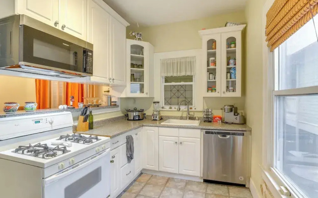 ~ Half-mi to Galveston Seawall: Apartment w/ Deck!