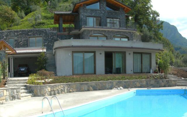 Sumptuous and panoramic Lake Como villa.