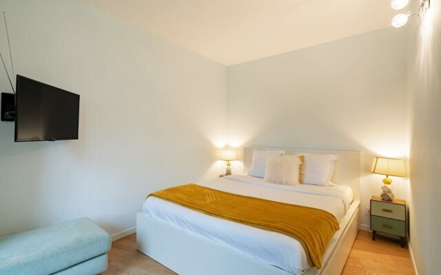 Bright 1-Bed Apartment, Perfectly Located in Paris