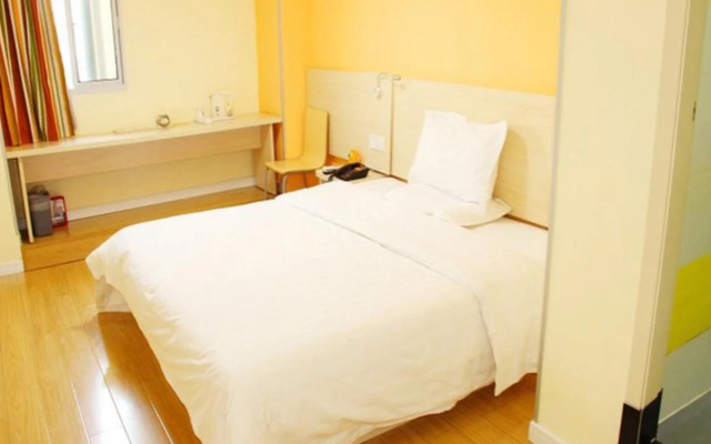 7Days Inn WuhanGuanggu Walking Street Baoli Garden Branch