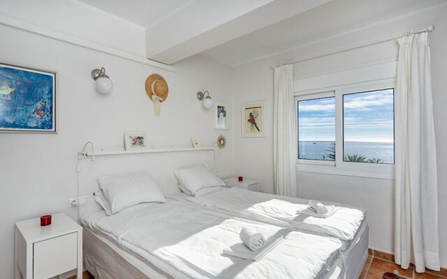 Lovely Beachfront Apartment With Sunny Balcony Ref 35