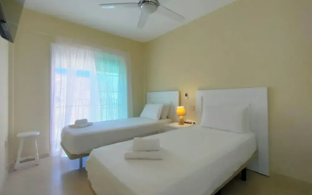 Spacious Apartment With Jacuzzi and Pool Access