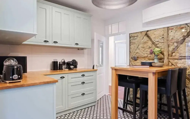 Bella Vista - Modern Classic in Heart of City
