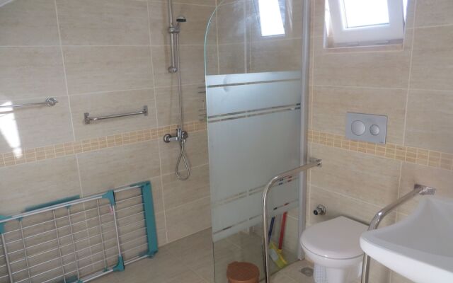 Villasevval-sleeps8-pool-bbq-ac-neartown