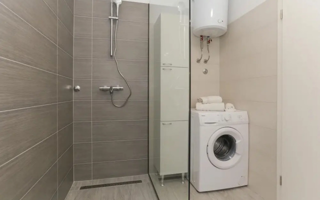 Amazing Home in Solin with WiFi, 1 Bedrooms & Hot Tub