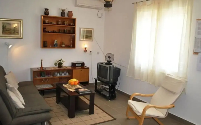Nice 2-bedroom Private House, 50 m Beach, Sutivan