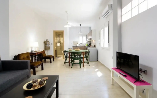 Renovated one bedroom flat in Kerameikos with courtyard by bnbPLUS