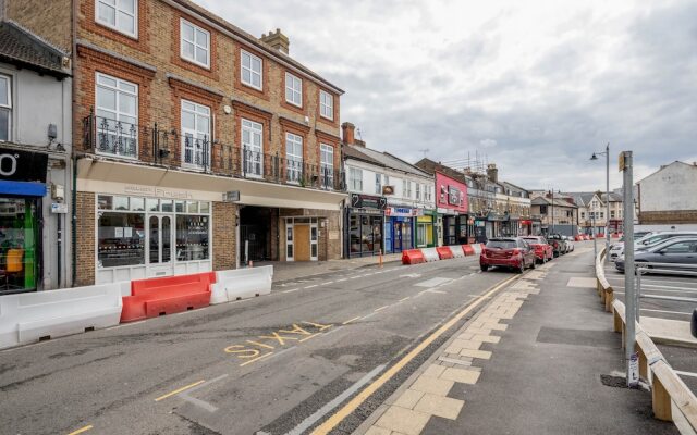 Luxury 1 Bedroom Apartment with Parking