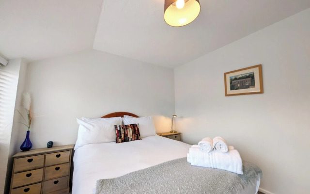The Old Barn Near St Ives - Rustic Charm & Space