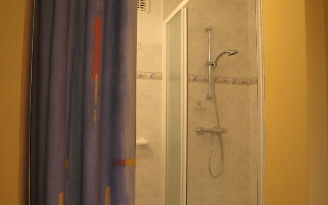 Spacious Holiday Home near Forest