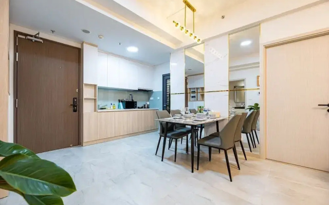 Happy Light Apartment in the Cardinal Court