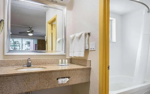 Econo Lodge Inn & Suites Hollywood Blvd