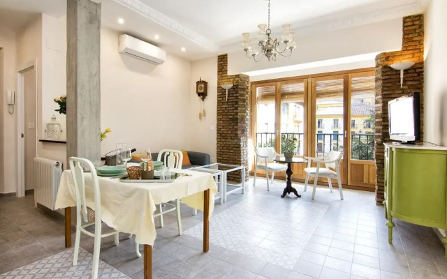 Bright & Elegant City Centre 3 BR Apart