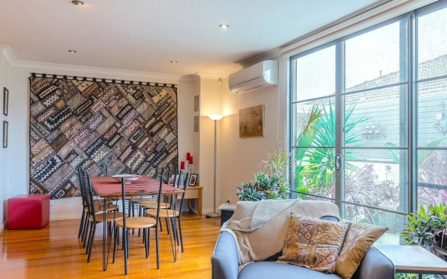 StayCentral - Tranquil Townhouse