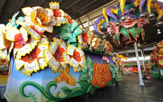 2BD Spacious condo Steps from ST Charles