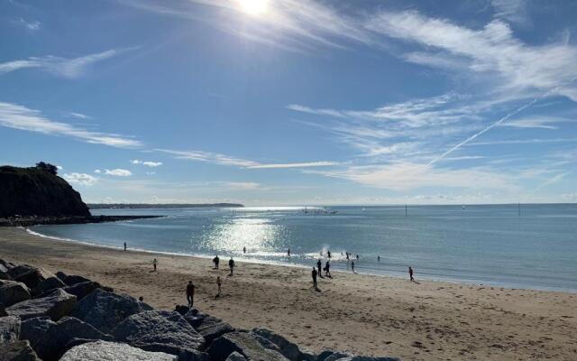 Les pieds dans l'eau accès direct à la plage !