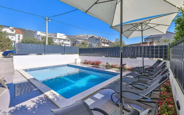 Expansive Retreat With Private Pool & Bbq, Near the Beach