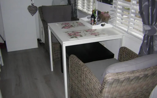 Prive tuinhuis B&B Elly