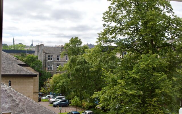 3 Bedroom Flat In Edinburghs New Town