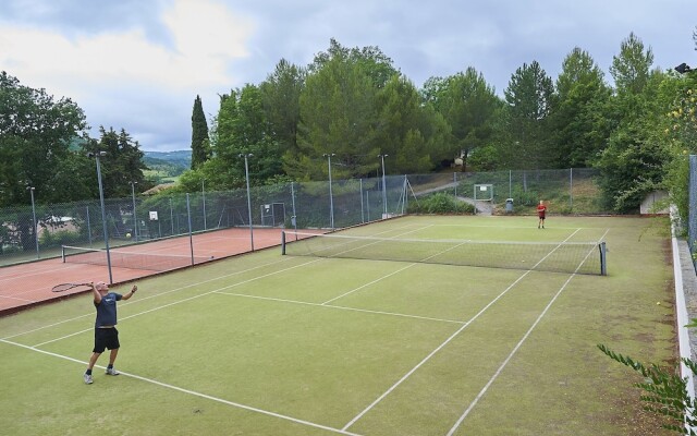 Nice Bungalow With Dishwasher on a Green Domain