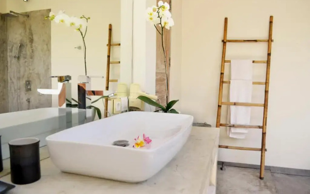 "stunning 4 Bedrooms Private Pool Villa in Canggu"