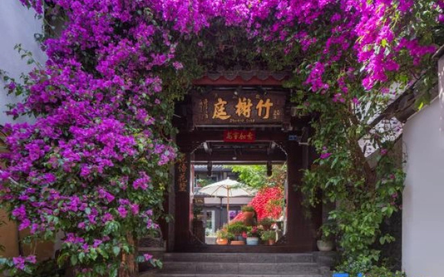 Bamboo Pavilion·Grace: A Panoramic Sky Garden Art Homestay with Ancient City and Snow Mountain Views